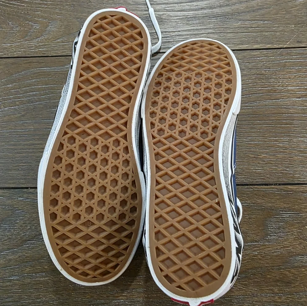 Vans Doheny Off the Wall Low Rise Sneaker, Youth Size 4, Women's Size 5.5
